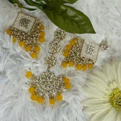 Kundan Earrings and Tikka Set - Indian Earrings & Tikka for Parties with Traditional Indian Craftsmanship and Unique Design