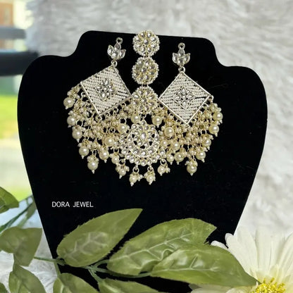 Kundan Earrings and Tikka Set - Indian Earrings & Tikka for Parties with Traditional Indian Craftsmanship and Unique Design