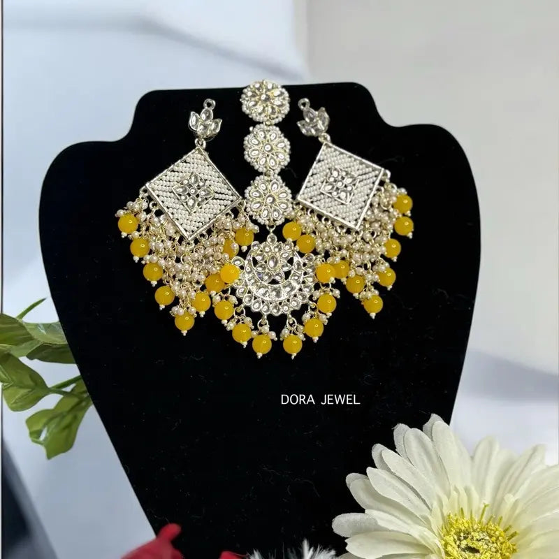 Kundan Earrings and Tikka Set - Indian Earrings & Tikka for Parties with Traditional Indian Craftsmanship and Unique Design
