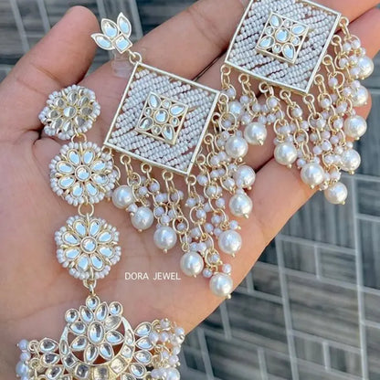 Kundan Earrings and Tikka Set - Indian Earrings & Tikka for Parties with Traditional Indian Craftsmanship and Unique Design