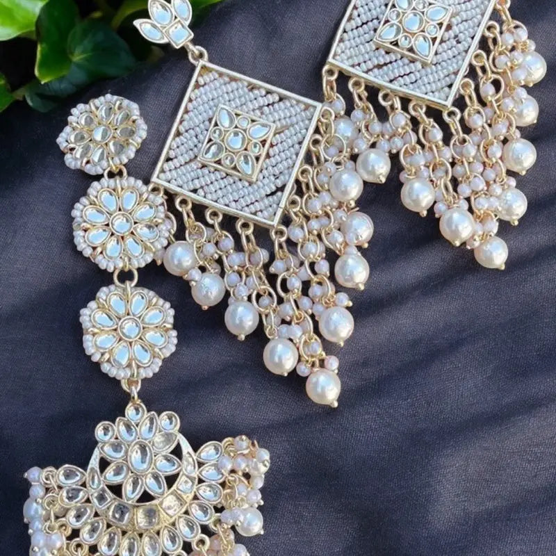 Kundan Earrings and Tikka Set - Indian Earrings & Tikka for Parties with Traditional Indian Craftsmanship and Unique Design