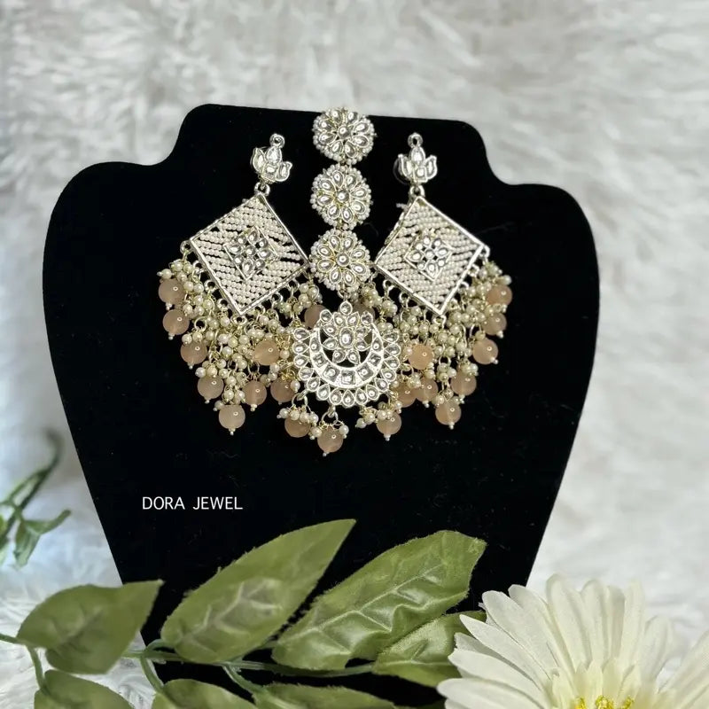 Kundan Earrings and Tikka Set - Indian Earrings & Tikka for Parties with Traditional Indian Craftsmanship and Unique Design