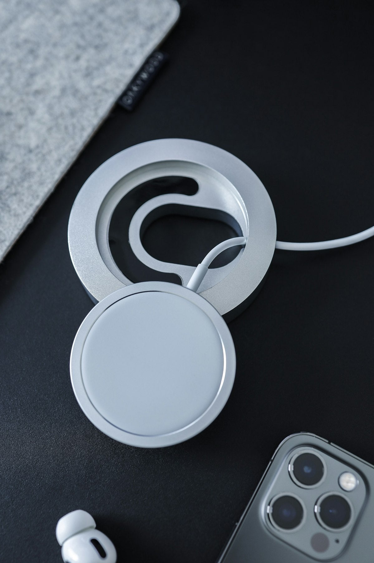 Round wireless charging pad device