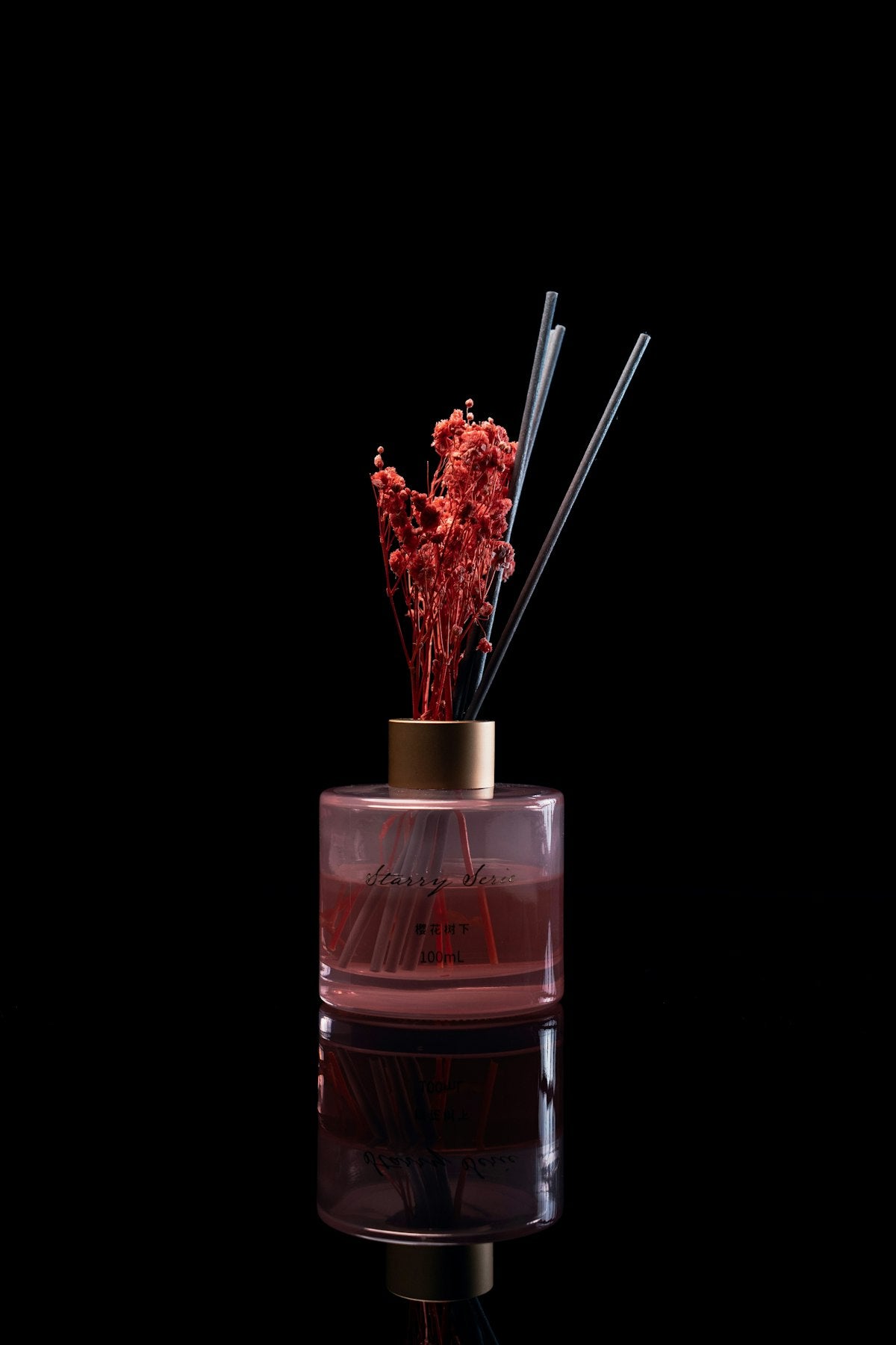 Reed diffuser with dried flowers
